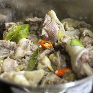 Cách làm gà ram lá chanh