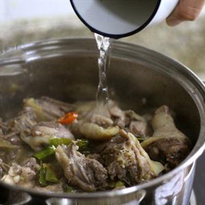 Cách làm gà ram lá chanh