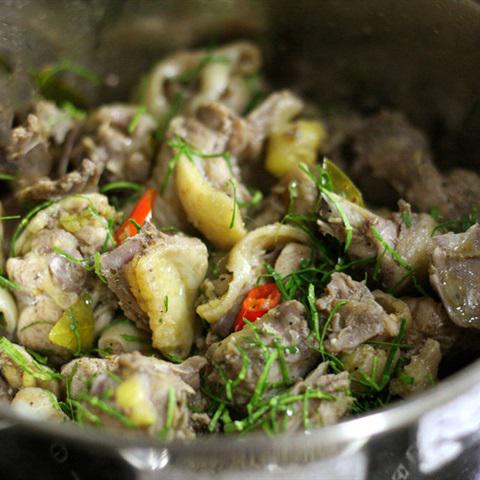 Cách làm gà ram lá chanh