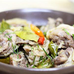 Cách làm gà ram lá chanh