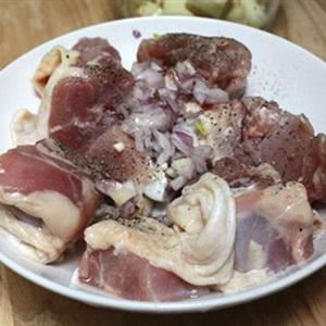 Cách làm gà rang lá lốt