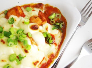 Gà sốt cay phủ phô mai Hàn Quốc