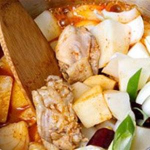 Cách làm gà sốt khoai tây kiểu Hàn