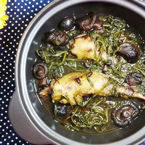 Cách làm gà tần ngải cứu đậu đen