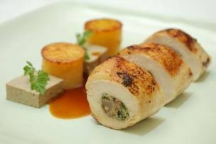 Gà tây cuộn hạt dẻ