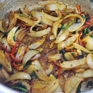 Cách làm gà tikka với bánh mì Naan