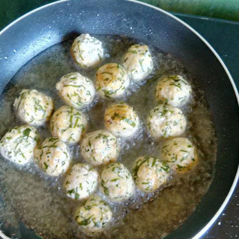 Cách làm gà viên lá mắc mật sốt cà chua