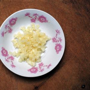 Cách làm gà xào dưa cải chua