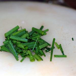 Cách làm gà xào dưa cải chua