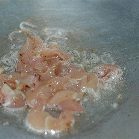 Cách làm gà xào dưa cải chua