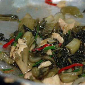 Cách làm gà xào dưa cải chua