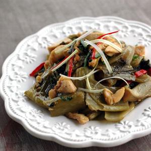 Cách làm gà xào dưa cải chua