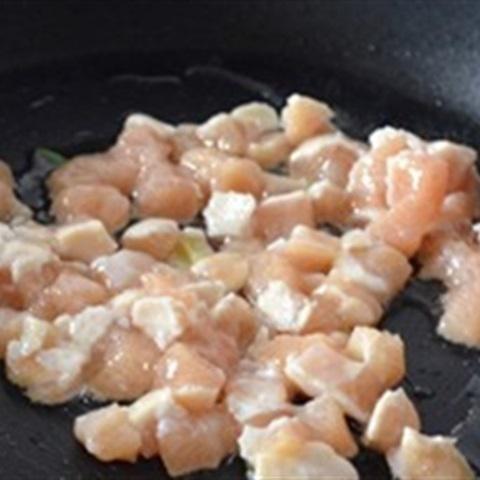 Cách làm gà xào hạt sen
