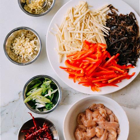 Cách làm gà xào măng tươi