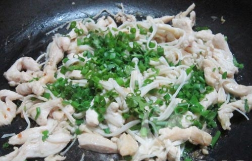 Gà xào nấm kim châm