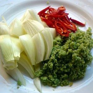 Cách làm gà xào ớt sả băm