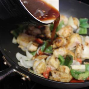 Cách làm gà xào rau củ