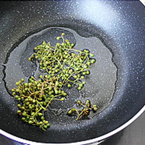 Cách làm gà xào tiêu hạt