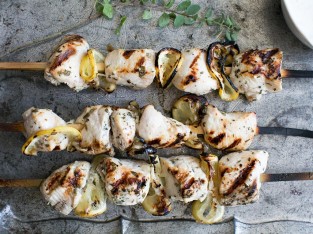 Gà xiên nướng sốt Tzatziki