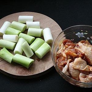 Cách làm gà xiên tỏi tây nướng