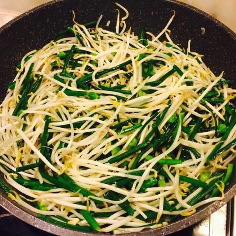 Cách làm giá hẹ xào miến