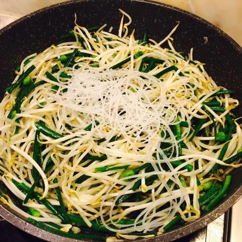 Cách làm giá hẹ xào miến