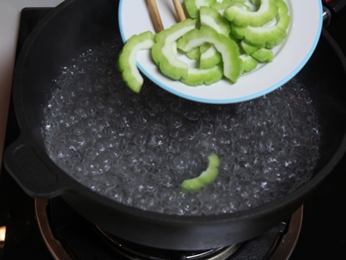 Giảm cân hiệu quả với canh chua nấu nấm cực đơn giản