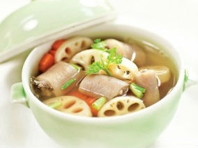 Giảm cân với canh củ sen đuôi heo