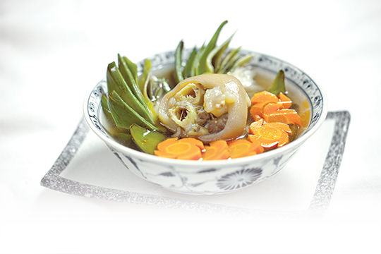 Giò heo hầm bông atiso