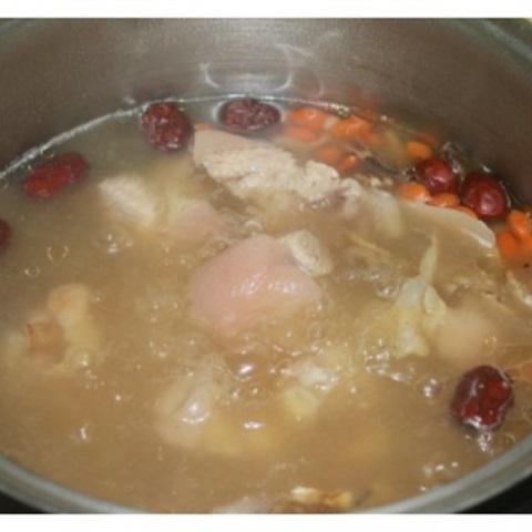 Cách làm giò heo hầm thuốc bắc