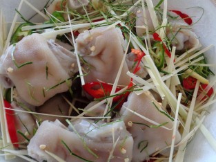 Giò heo ngâm ớt ngon tuyệt cho các đấng ông chồng