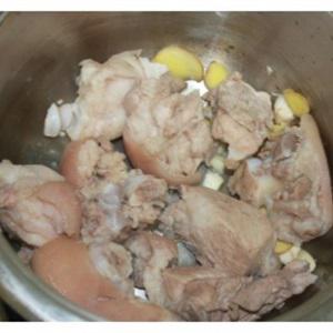 Cách làm giò heo ninh giấm