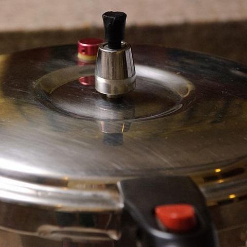 Cách làm giò heo ninh giấm