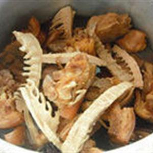 Cách làm giò heo ninh măng khô