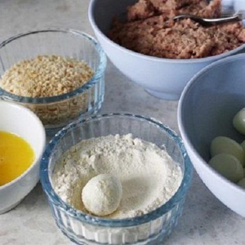 Cách làm giò sống bọc trứng cút chiên xù