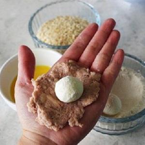 Cách làm giò sống bọc trứng cút chiên xù