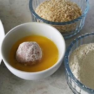 Cách làm giò sống bọc trứng cút chiên xù