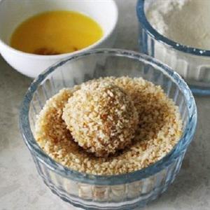 Cách làm giò sống bọc trứng cút chiên xù