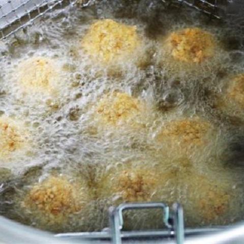 Cách làm giò sống bọc trứng cút chiên xù