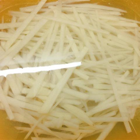 Cách làm giò sống bọc trứng cút chiên