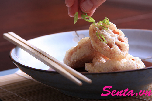 Giòn giòn củ sen lăn bột chiên