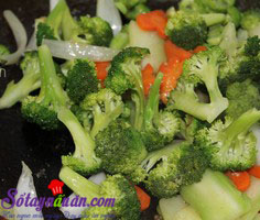 Giòn ngọt ngon cơm với bông cải xanh xào cật heo