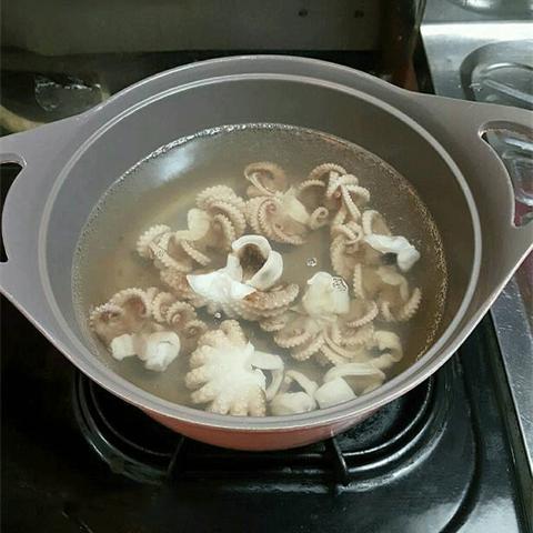 Cách làm gỏi bạch tuộc buộc hành lá