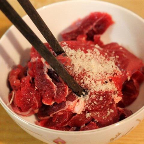 Cách làm gỏi bắp bò rau muống mầm