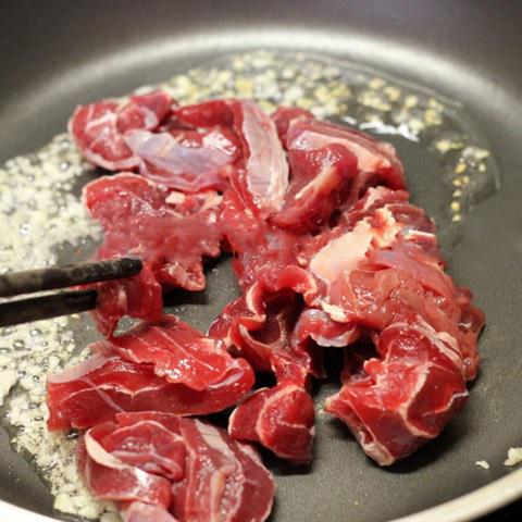 Cách làm gỏi bắp bò rau muống mầm