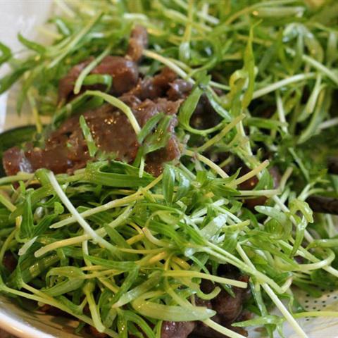 Cách làm gỏi bắp bò rau muống mầm