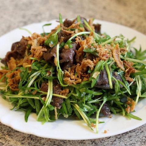 Cách làm gỏi bắp bò rau muống mầm