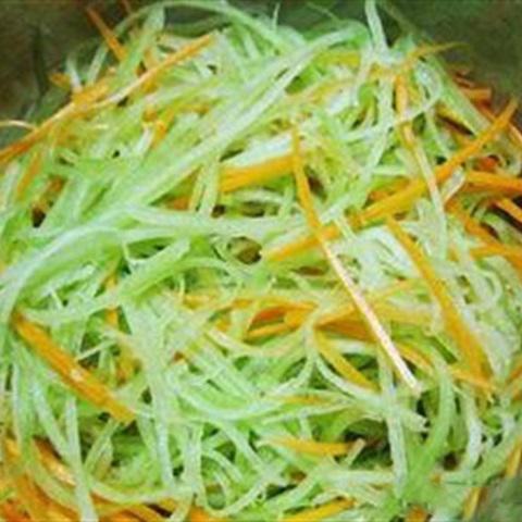 Cách làm gỏi bí đao cà rốt