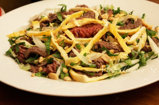 Gỏi bò nhúng dấm trộn trứng