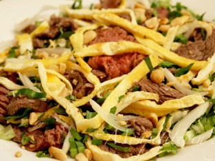 Gỏi bò nhúng dấm trộn trứng